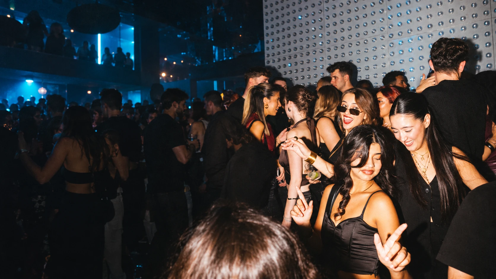 Amici in discoteca, immagine elaborata per WINTER CLUB